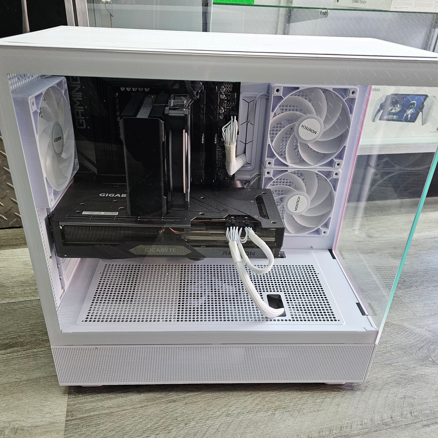 MONTECH CUSTOM GAMING PC RYZEN 7 7700X 4.50 GHZ 32GB RAM Radeon RX 7700 XT